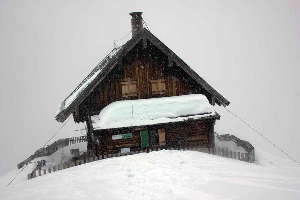 Anton Renk Hut in winter Anton Renk hut, fresh in winter
