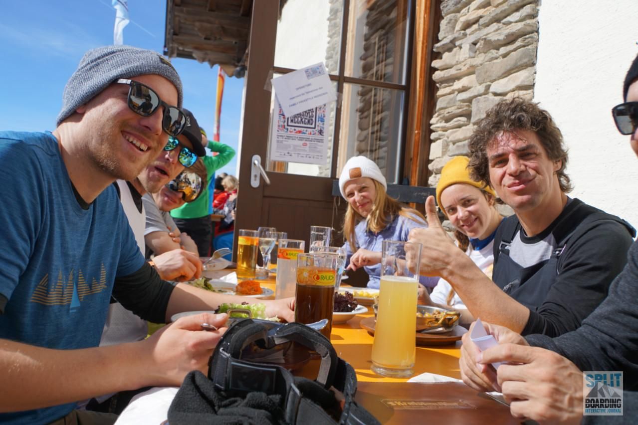 Family Freestyle - Mahlzeit Happy Coaches beim Essen