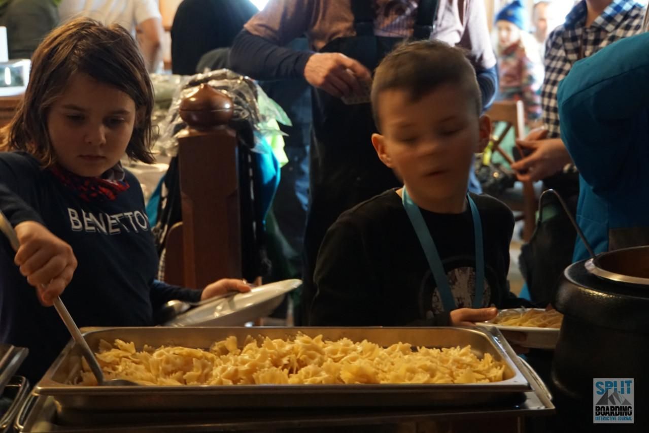 Family Freestyle - endlich essen Kinder nehmen sich Nudeln