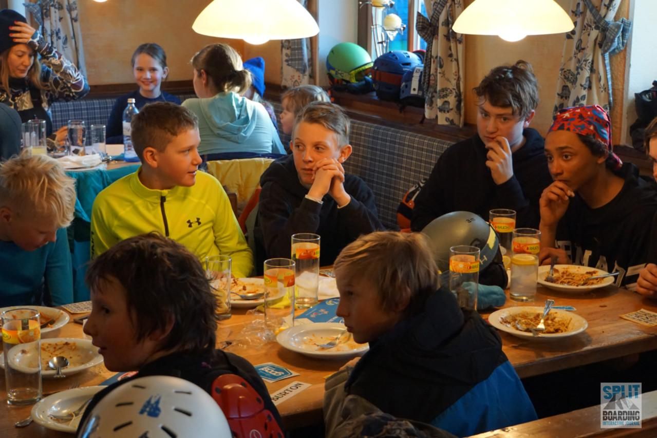Family Freestyle - Kinder am Tisch Hmm das Essen ist lecker