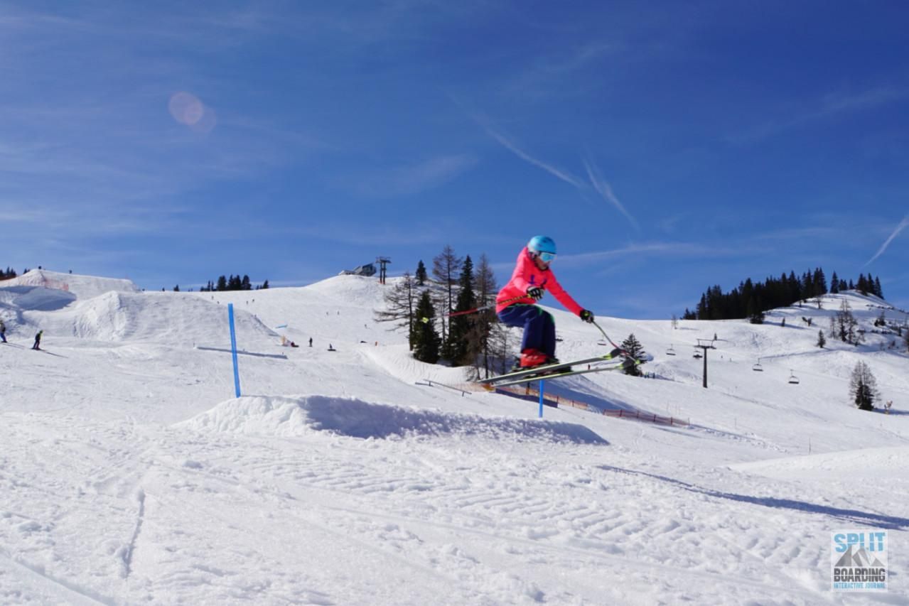 Family Freestyle - Skifahrer sind auch dabei Kind springt mit Skiern