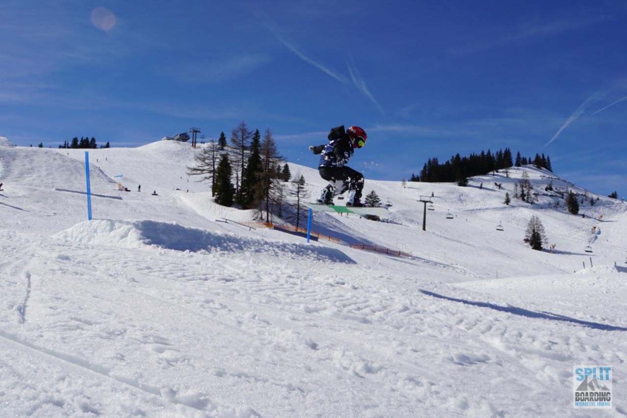 Family Freestyle - hoch und weit? Kind springt mit dem Snowboard