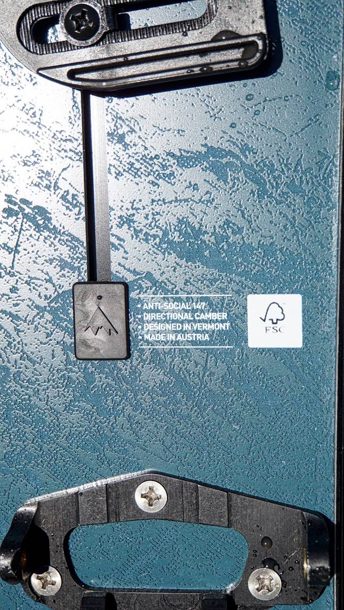 Burton Antisocial 17-18 Details Burton Antisocial 17-18 - Details auf das Board gedruckt