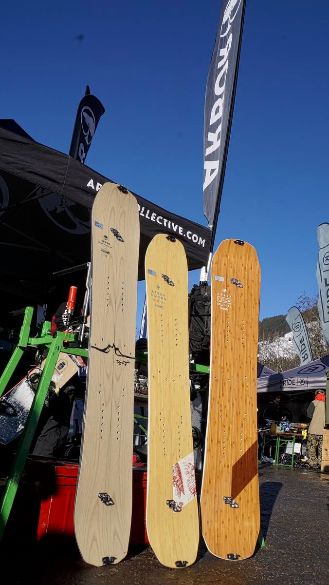 Arbor Splitboard Quiver 17-18 Arbor Splitboard Quiver 17-18 vor dem Stand und blauem Himmel