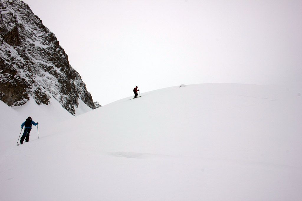 Splitboarding up Safety Distance Splitboard ascent with safety distance
