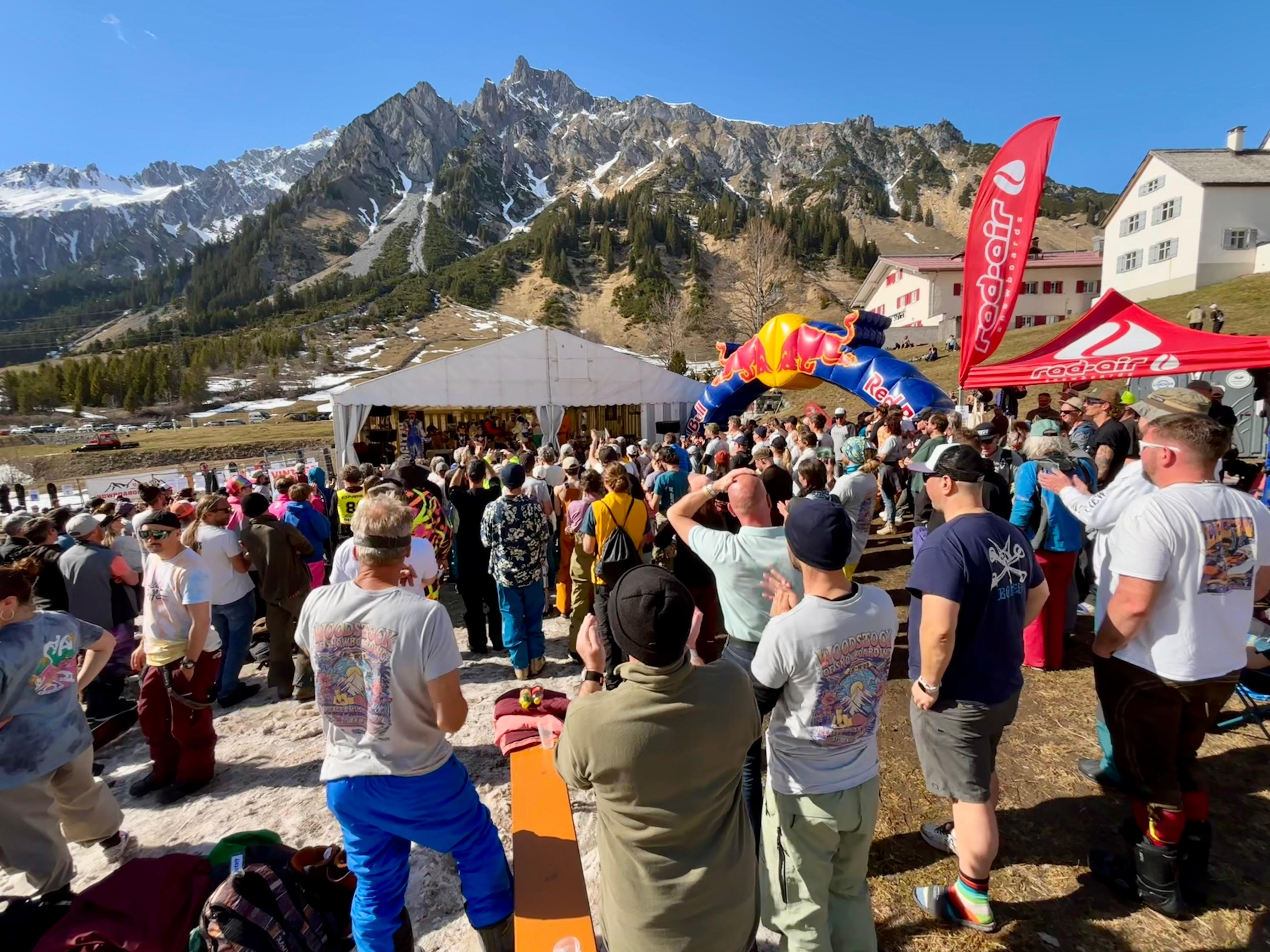 Menschenmenge beim Zielbereich in Stuben, Red Bull Banner, Festzelt, Sonnenschein
