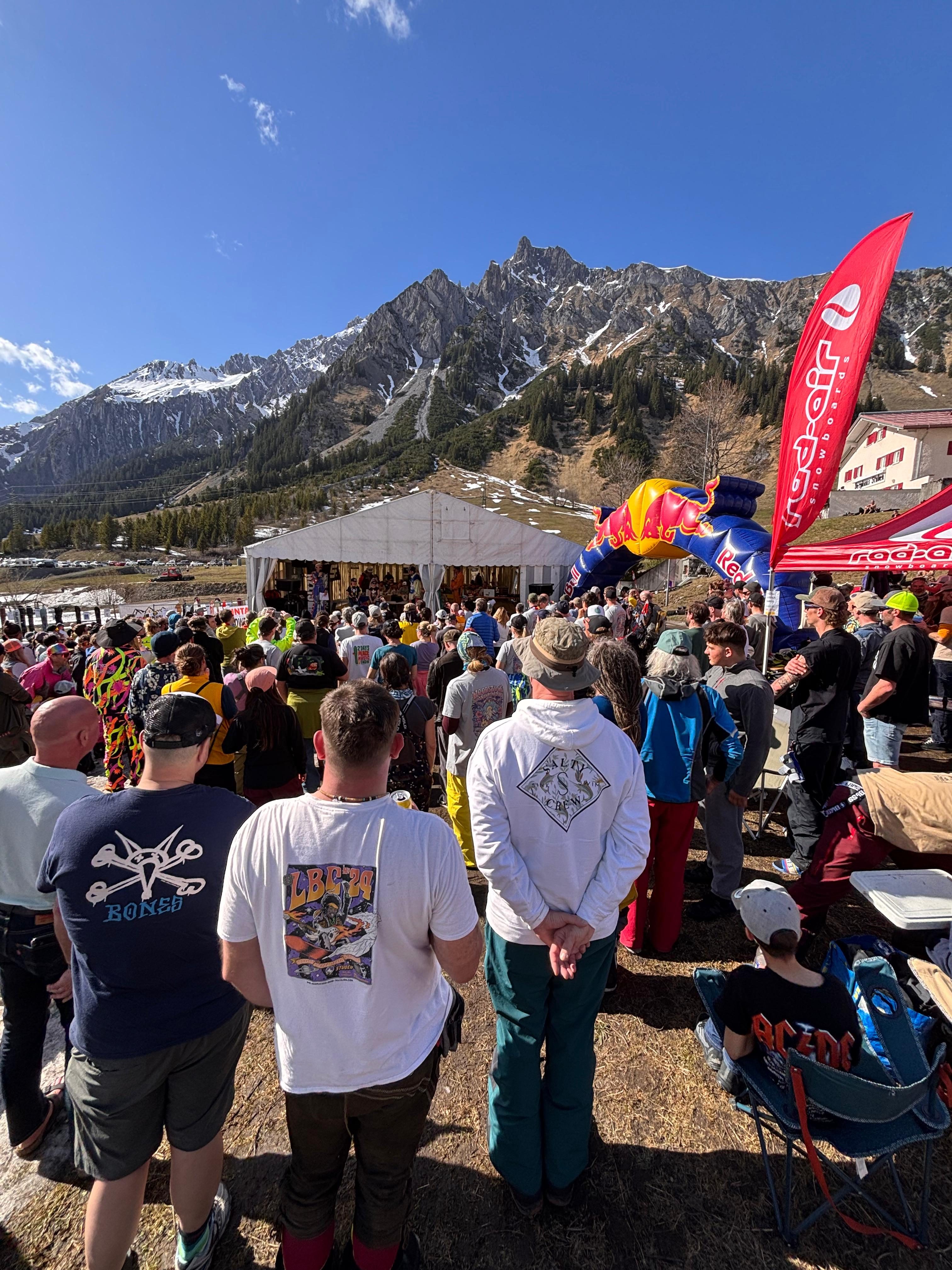 Crowd von hinten, LBC T-Shirts, Red Bull Banner, Bergpanorama im Hintergrund