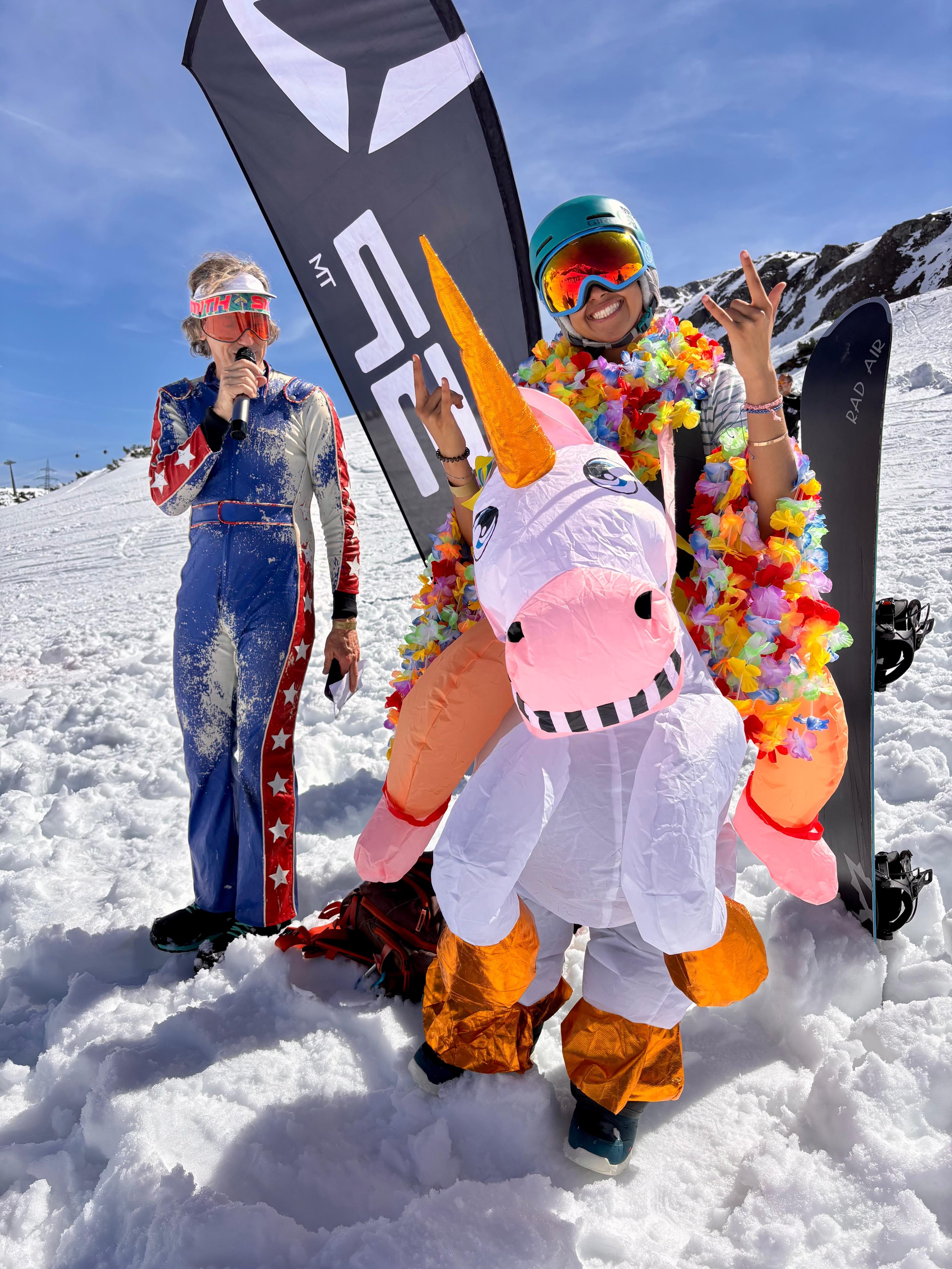 Person im Einhorn-Kostüm neben jemandem im Amerika-Flag-Suit