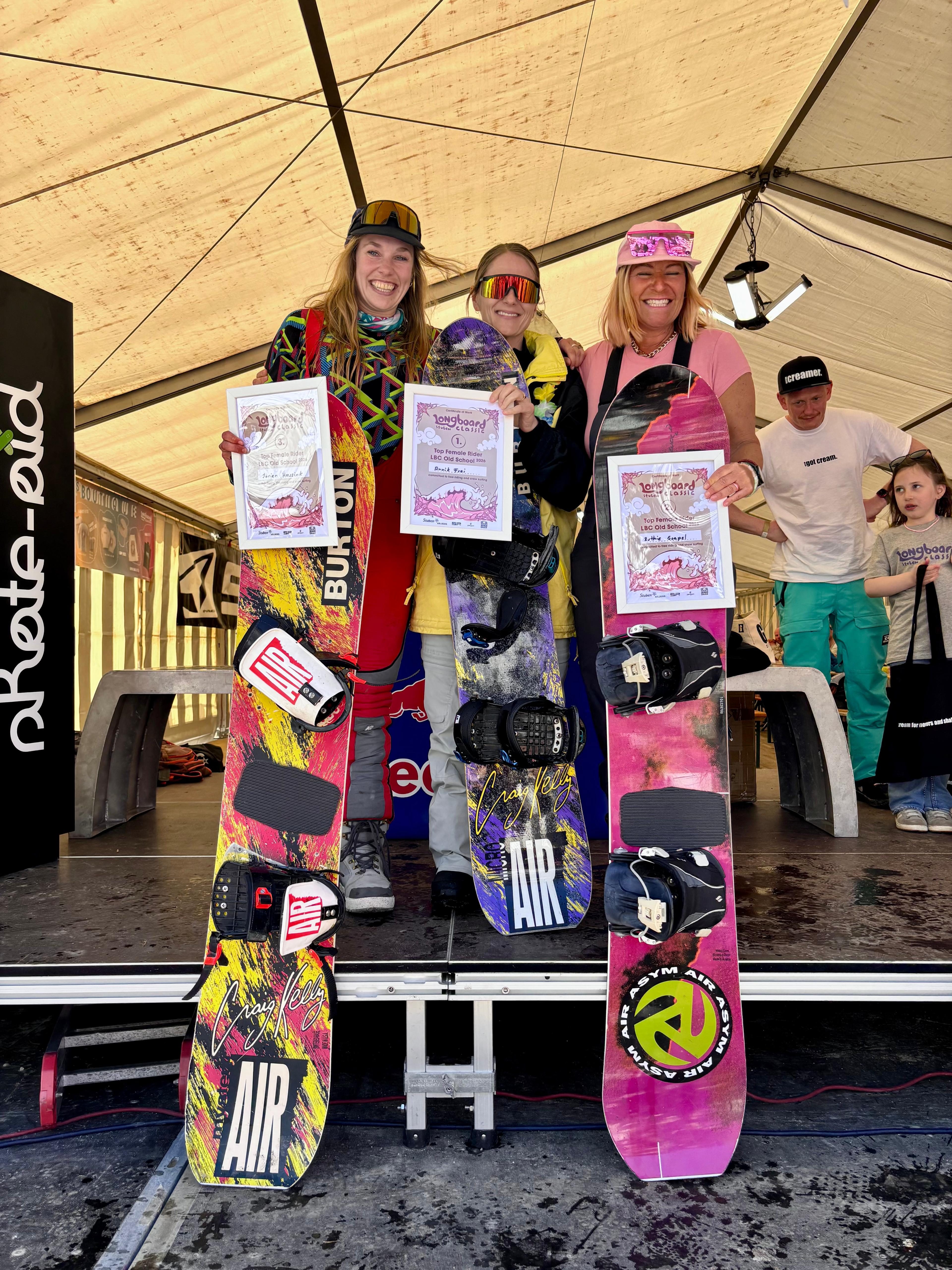 Siegerehrung Old School Damen – drei Damen mit vintage Burton Air Boards auf der Bühne