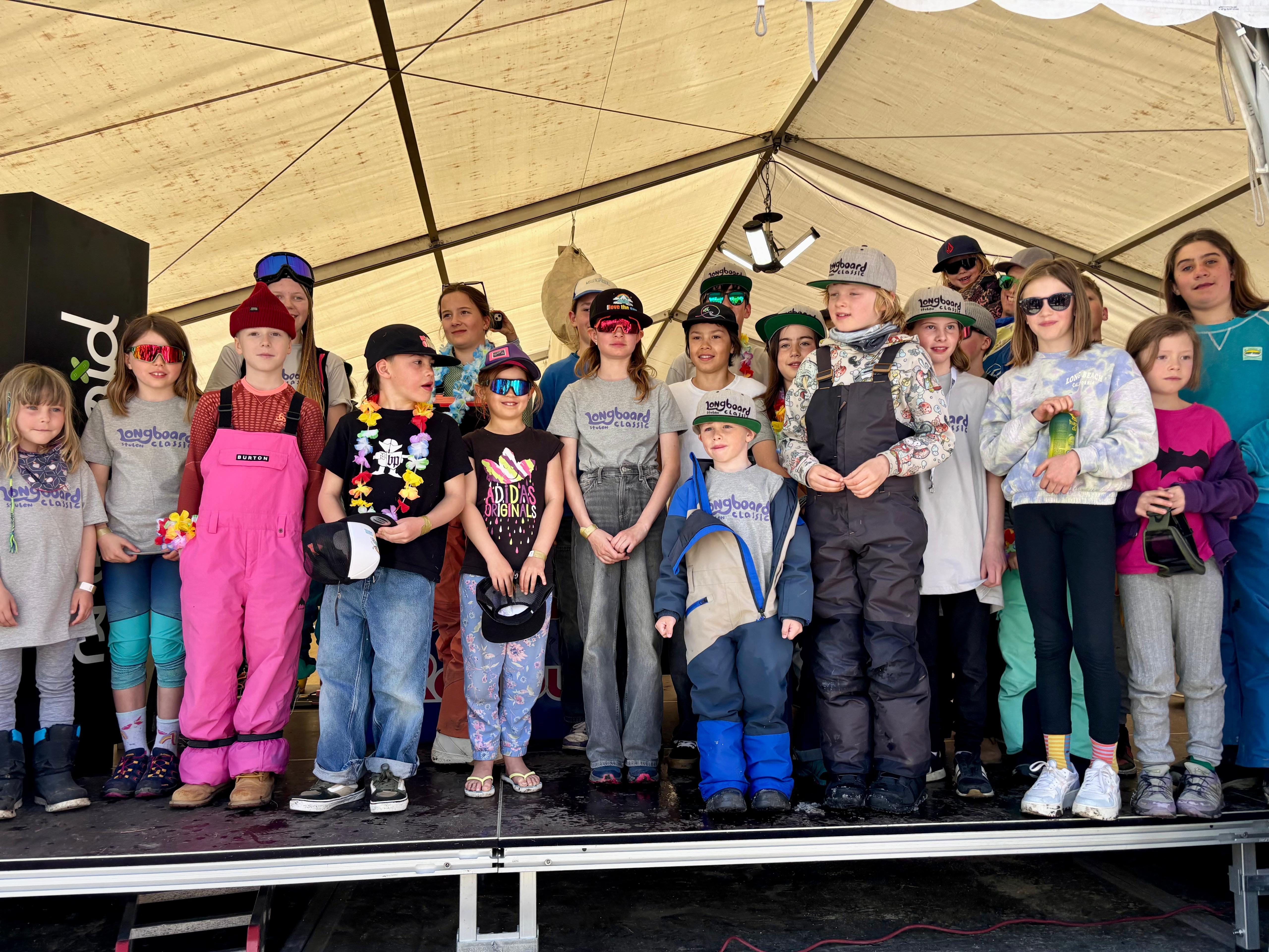 Kids-Gruppe auf der Bühne bei der Siegerehrung, viele Kinder mit splitboarding.eu Shirts