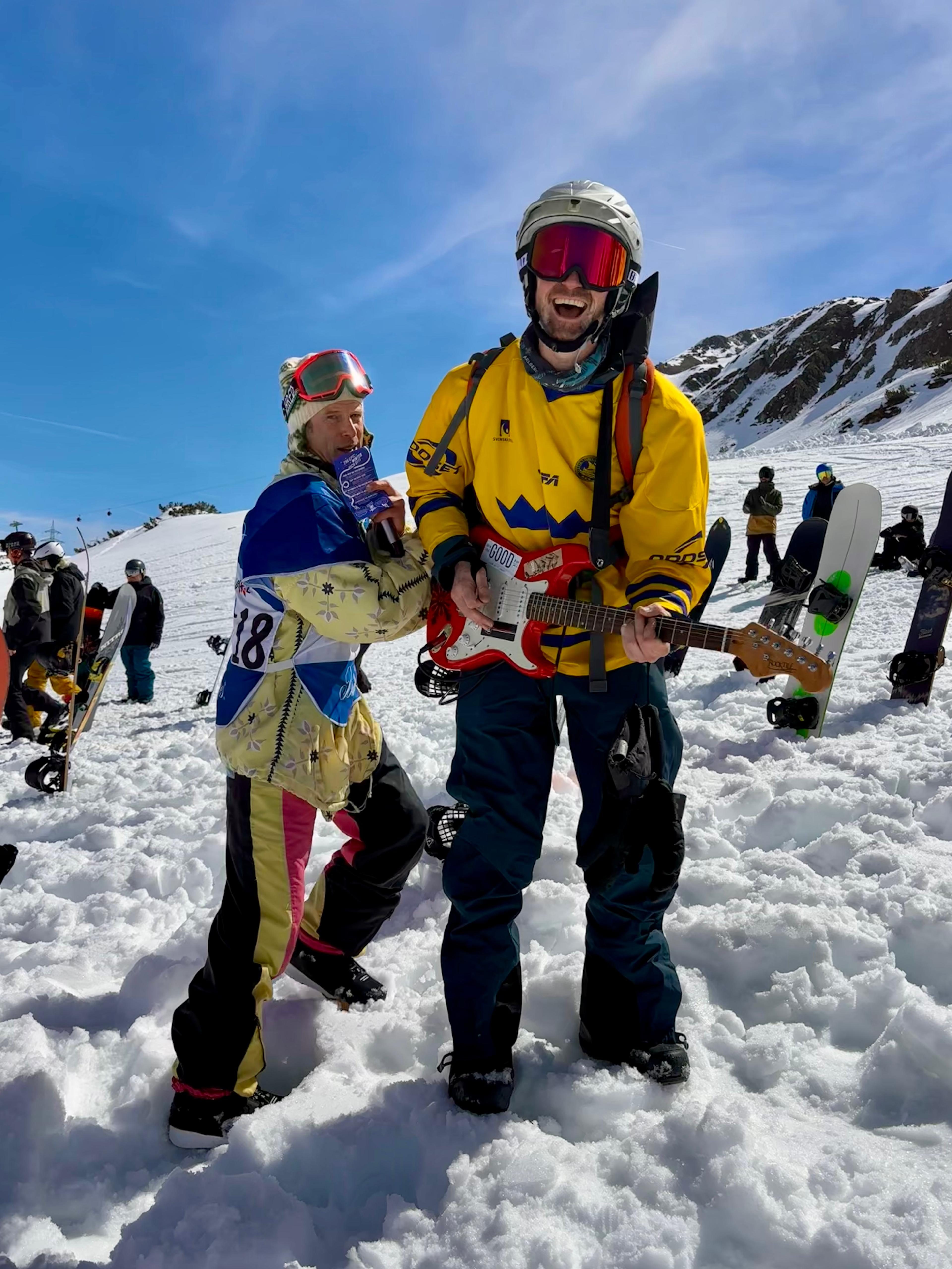 Mann spielt E-Gitarre im Schnee beim Startbereich – Live-Musik am Berg