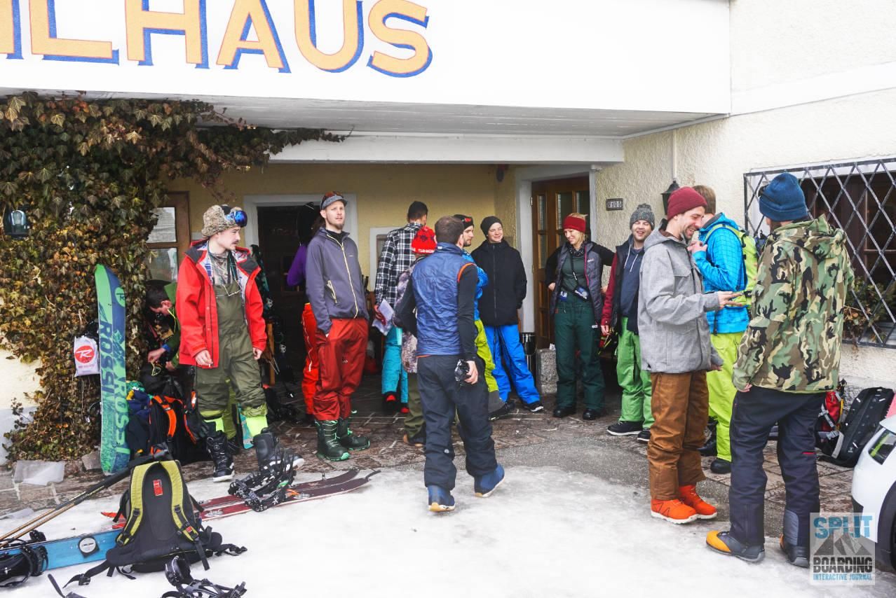 Sammeln vor dem Splitboard Touring Splitboarder treffen sich vor Tourenstart