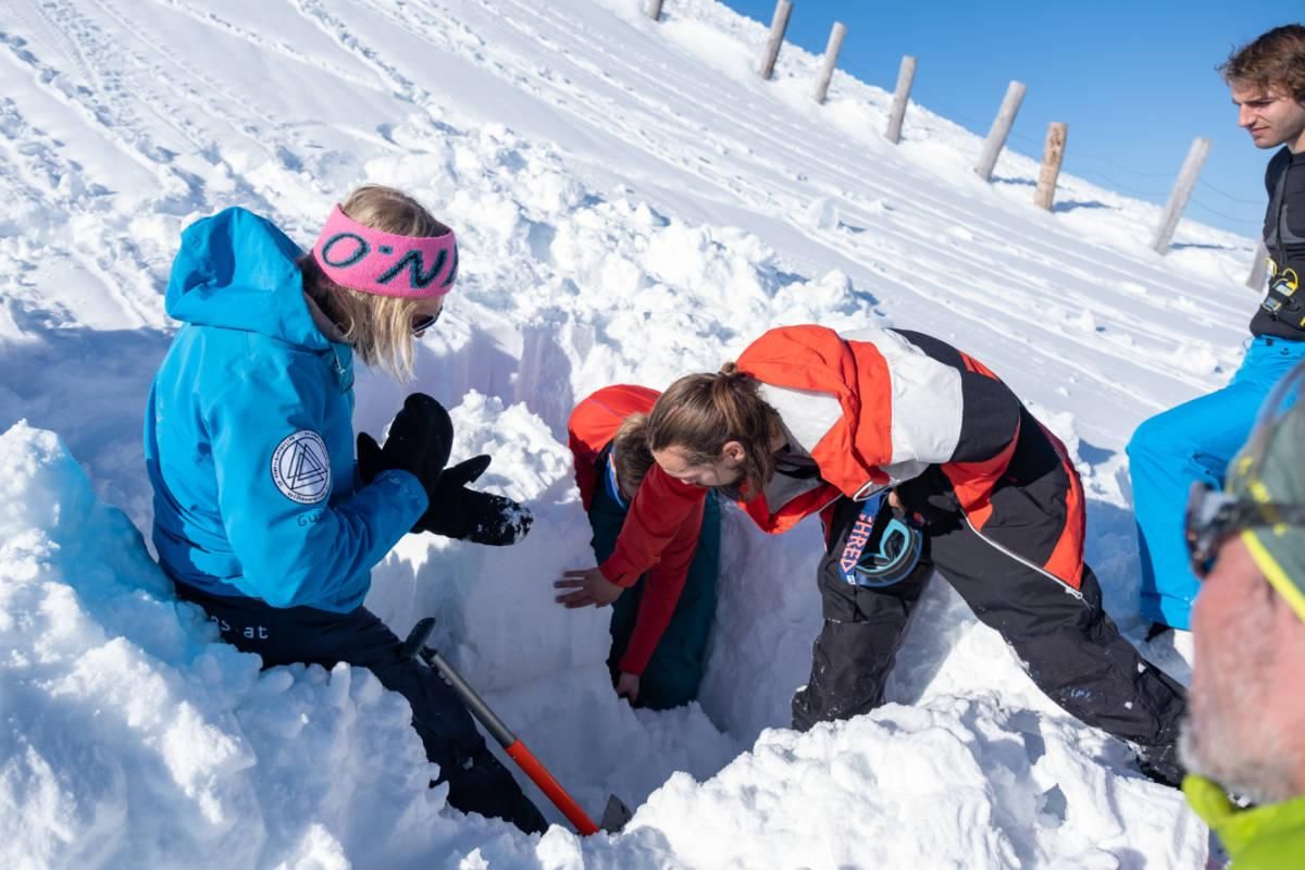 Rutschblock Die Schneeschichten anschauen