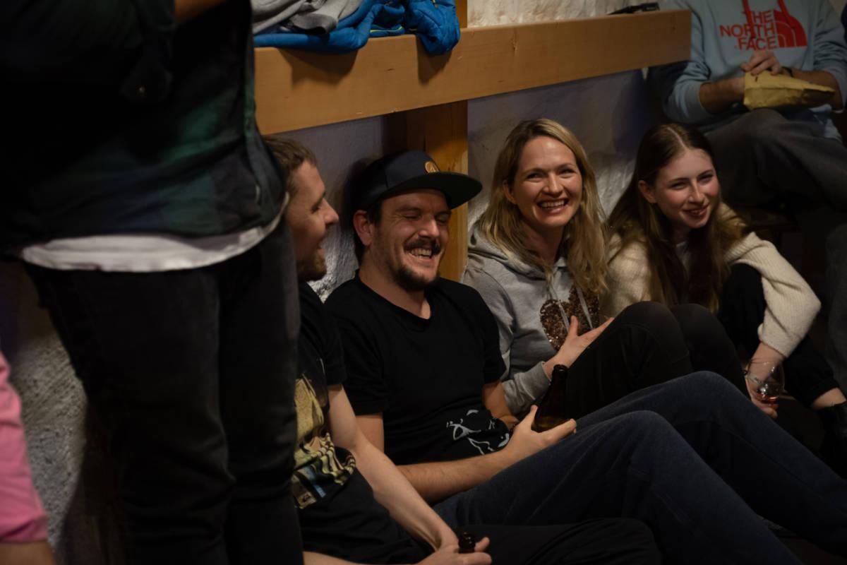 Fröhliche Menschen Sitzen am Boden