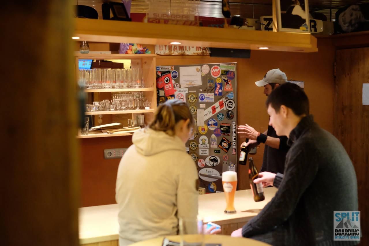 An der Bar ist es auch schön Seht Ihr den Splitboarding Aufkleber