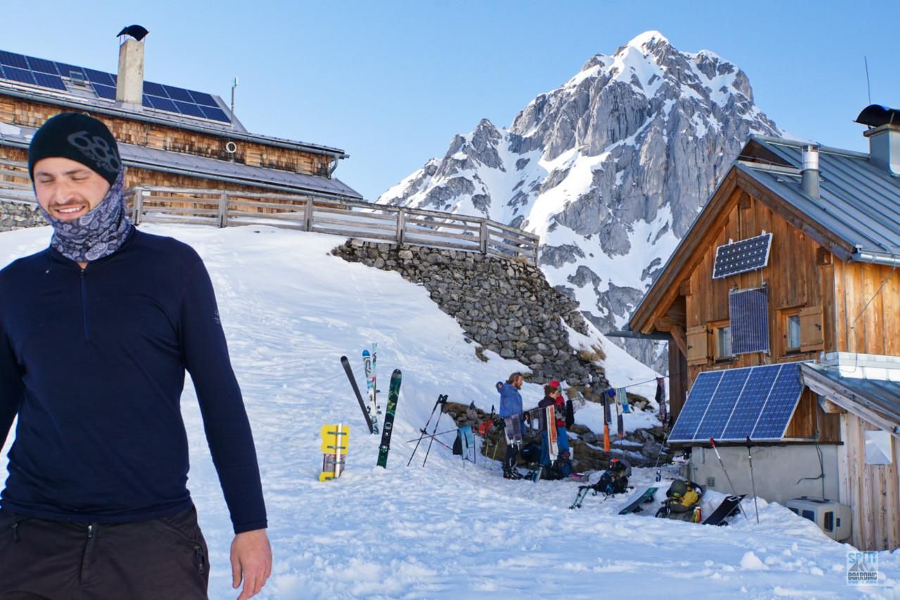 Die Hütte Holzhütte im Winter mit Menschen