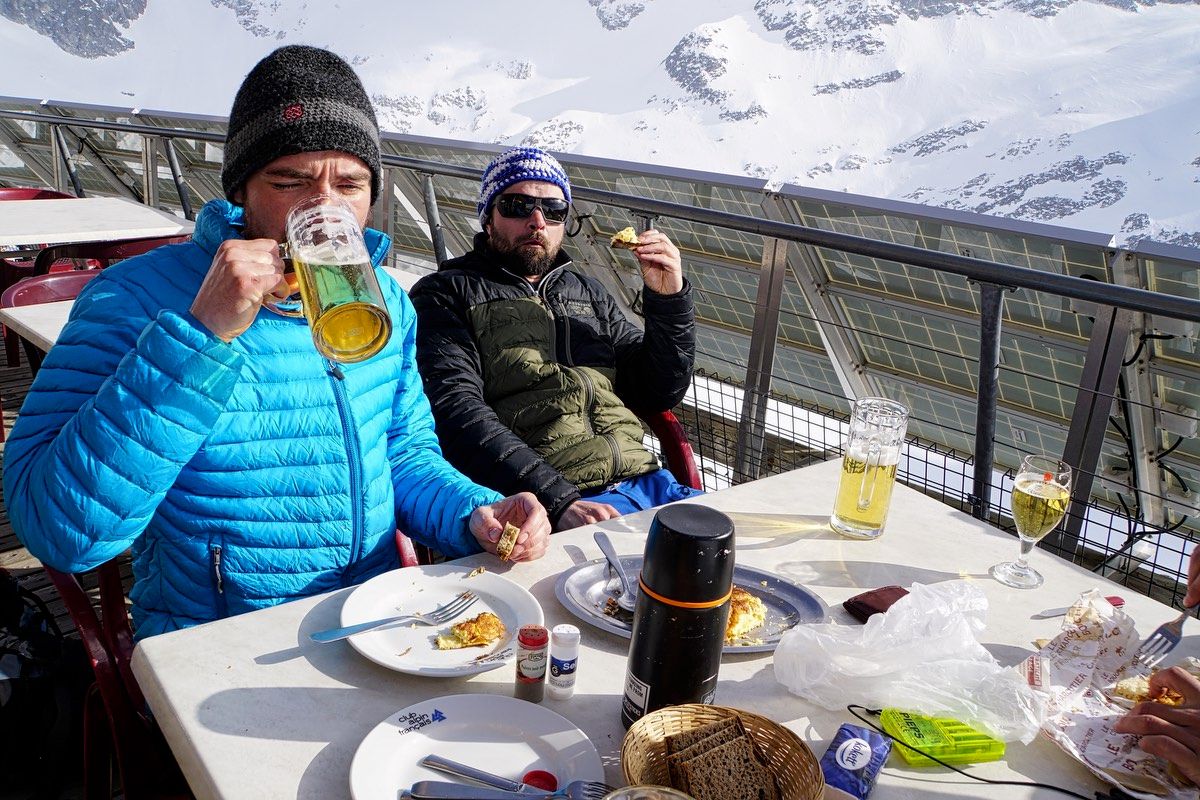 Ein Prosit auf der Conscrits Hütte Ein Prosit auf der Conscrits Hütte