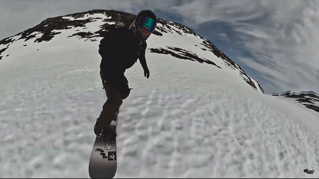 Splitboard Riding Jotunheimen a Splitboarder