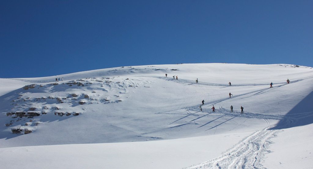 Sass Pordoi, the beaten track Viele Leute am Sass Pordoi