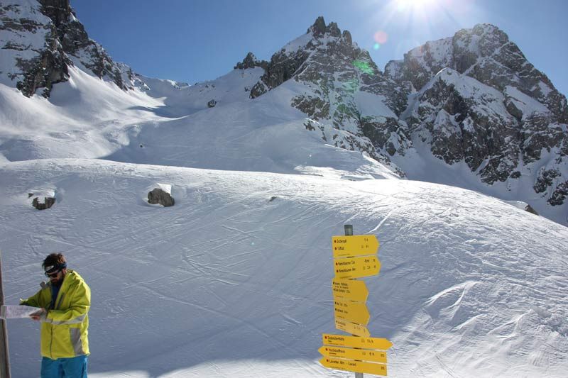 Anhand der Karte werden die Schilder an der Karlsbader Hütte überprüft.