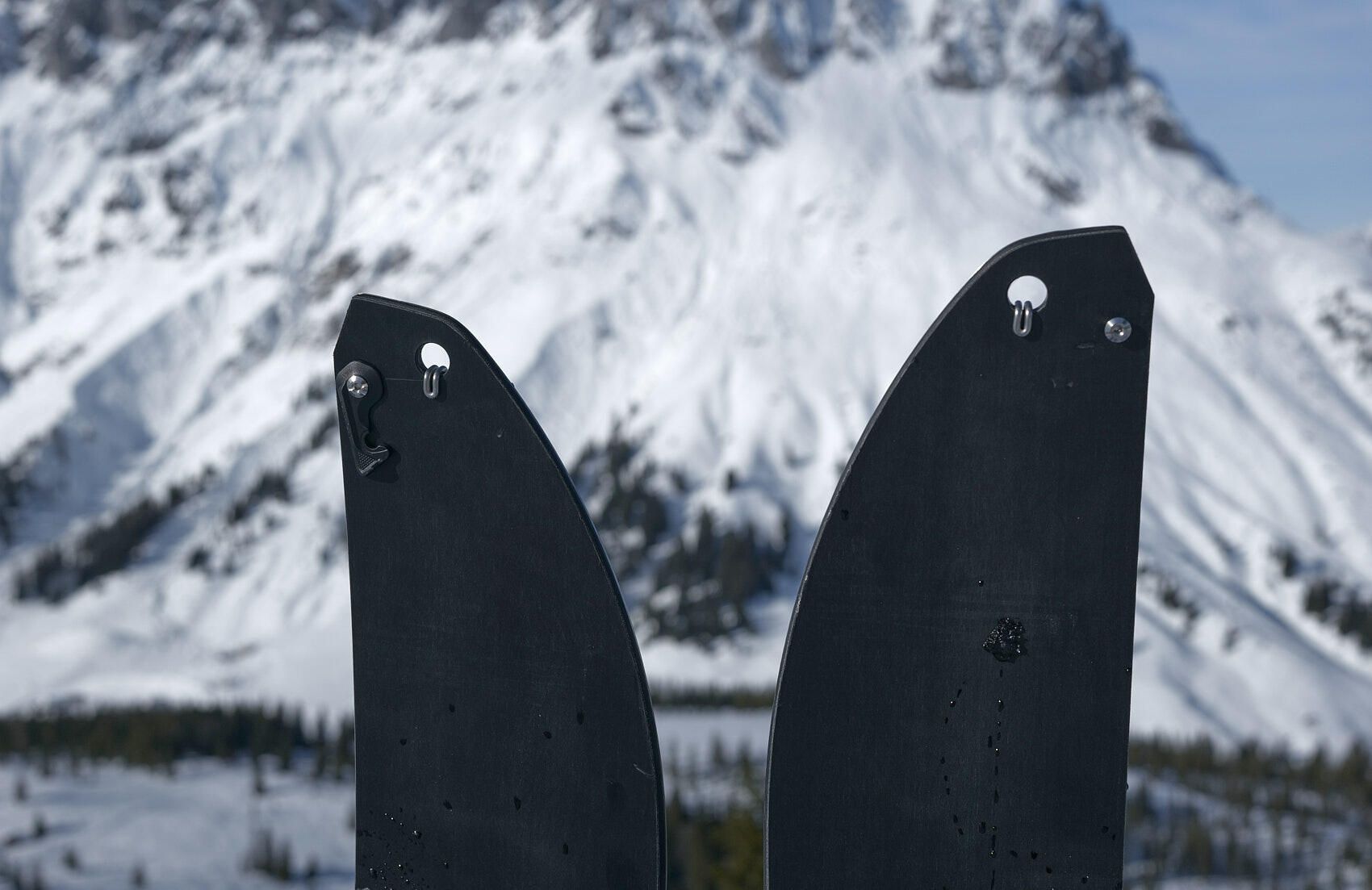 Faceshot Garantie: Extra große Löcher für die Fellbefestigungen Korua Escalator Split Plus 21-22
