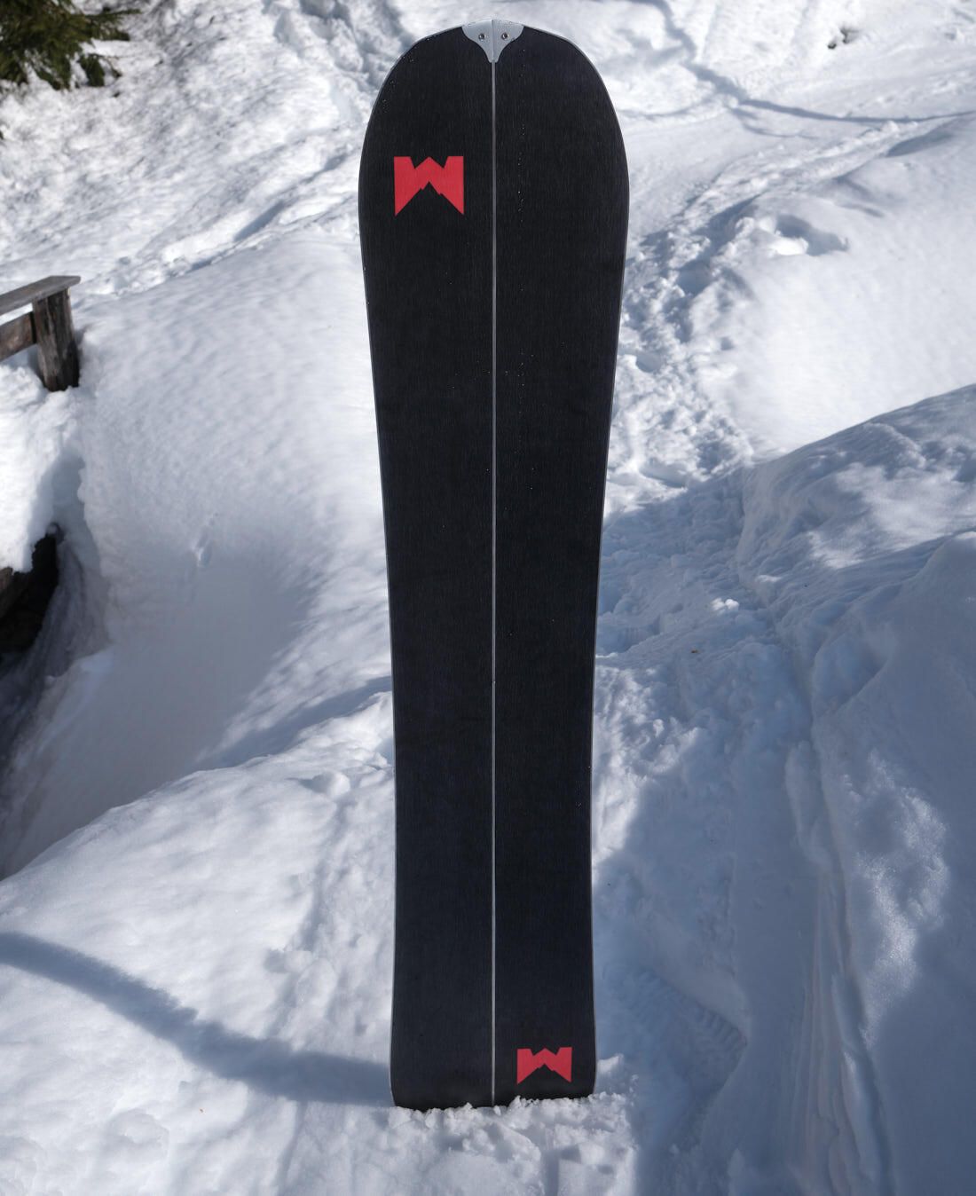 Das Nitro Slash ist ein Powder optimiertes Splitboard, das sich hervorragend surfen lässt ohne das es Deinen Oberschenkeln viel Kraft abverlangt. 