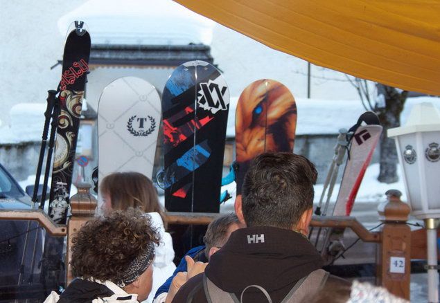 Splitboards beim Aprè Touring Noch nen Radler danach