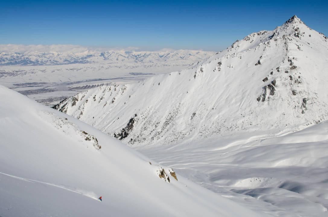 First Lines in Kirgistan Erste Spuren im Schnee